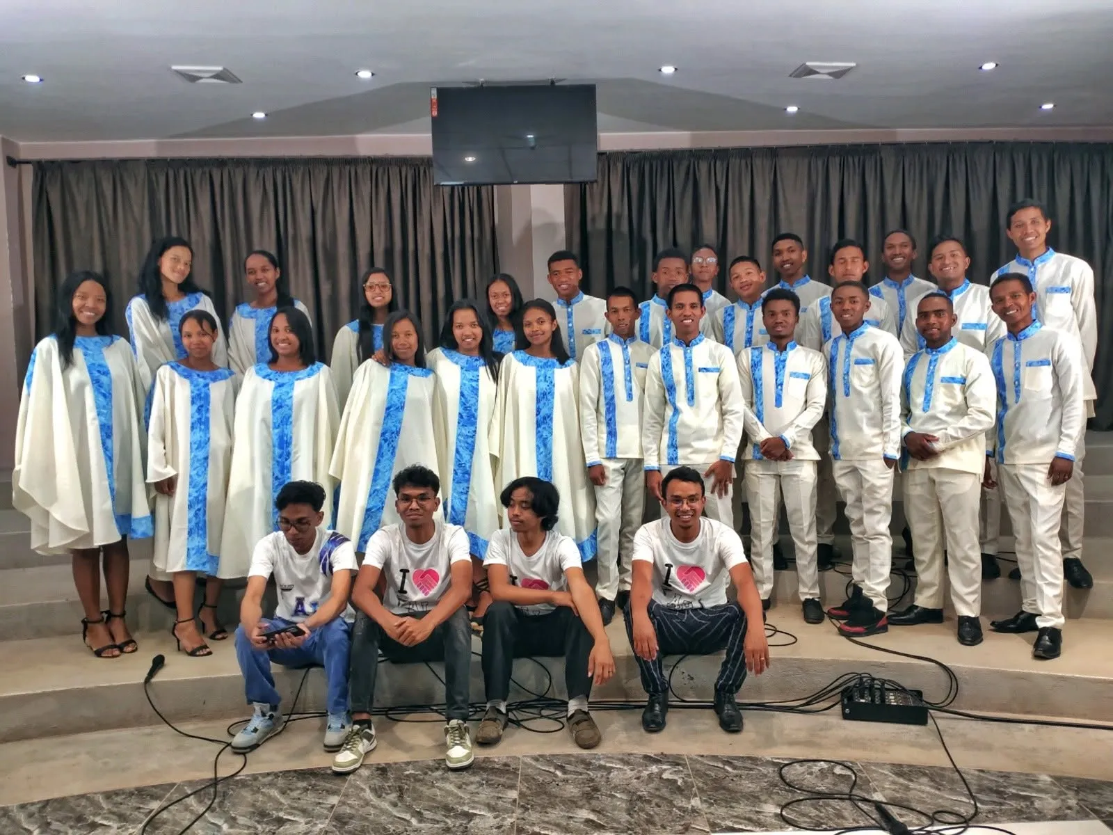 Les choristes d'Akon'ny Lanitra en tenue, sur scène